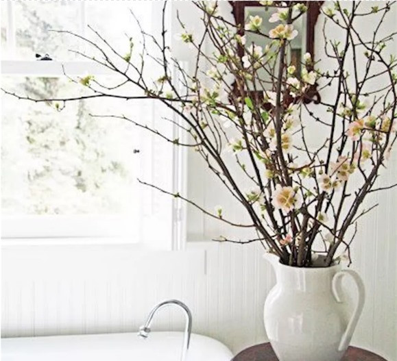 Thêm chút yên bình, nhẹ nhàng cho phòng tắm nhờ một bình hoa lớn.