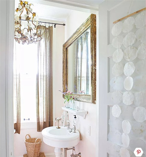 Tuy nhỏ nhưng phòng tắm này rất gọn gàng, ngăn nắp. Đây là một trong những dấu hiệu phong thủy tốt.