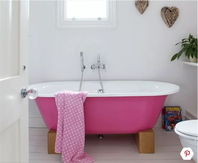 Chiếc bồn tắm màu hồng kết hợp với màu sơn tường trắng góp phần biến phòng tắm thành một "thiên đường thư giãn" mà ai cũng muốn bước vào khi trở về nhà.