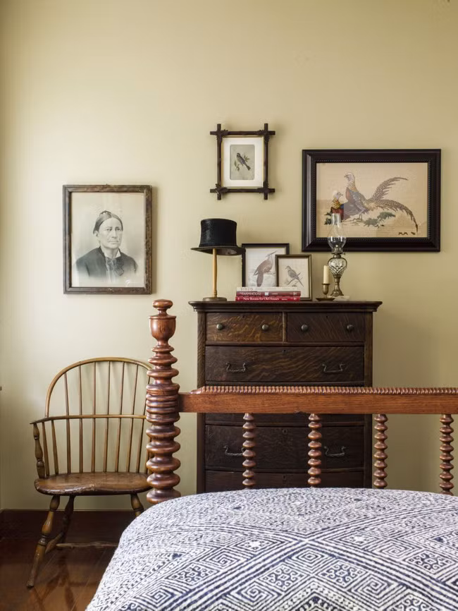 Trang trí cuối giường hài hòa tổng thể ngôi nhà gỗ cổ điển.