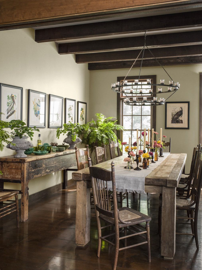 Khu vực phòng ăn cực ấn tượng với bàn gỗ chân to và những chiếc ghế gỗ kết hợp mây tre đan ưng ý.