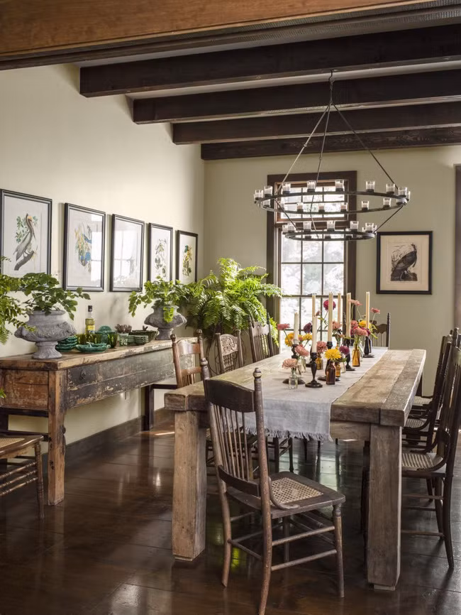 Khu vực phòng ăn cực ấn tượng với bàn gỗ chân to và những chiếc ghế gỗ kết hợp mây tre đan ưng ý.