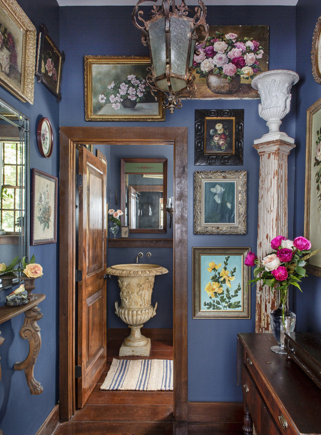 Không gian treo toàn tranh ảnh và trang trí có nhiều nét cổ xưa trong ngôi nhà gỗ.