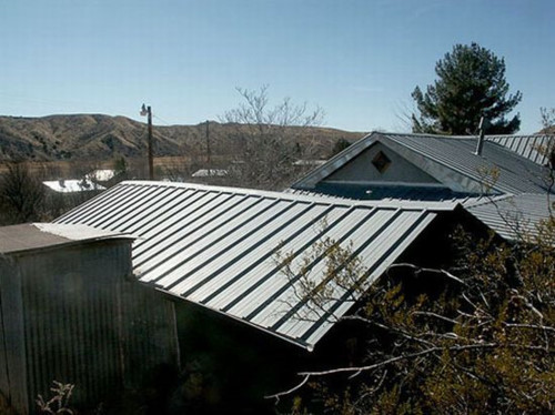 Josh Bond, chủ sở hữu của một ngôi nhà ở trung tâm thị trấn ma Cuchillo, New Mexico kể lại cứ khoảng nửa đêm ông lại bị đánh thức bởi tiếng lạch cạnh rất lớn phát ra từ nhà bếp, tiếp đó, là tiếng củi được chất vào lò, cháy lách tách. Khi tới gian bếp, ông như 'chết đứng' khi thấy hồn ma của người phụ nữ xa lạ đang nấu ăn. Về sau, do không chịu được việc thường xuyên bị tra tấn tinh thần bởi tiếng người lạ thi thầm vào tai mình, Josh Bond phải bán tống bán tháo khối tài sản vào tháng 10/2009.