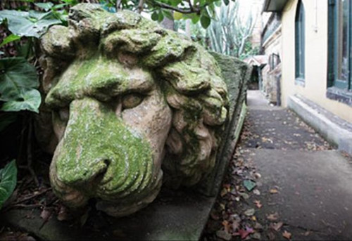 Những người tò mò, gan dạ sau khi tới thăm lâu đài ma ám tại Sydney, Australia đều khiếp sợ kể lại rằng họ chứng kiến những hiện tượng không thể lý giải được như các cửa chính lẫn cửa sổ tự động đóng, mở… Thậm chí họ còn tận mắt thấy những hồn ma lập lờ trong bóng tối và người phụ nữ mặc váy trắng lang thang trên các hành lang.