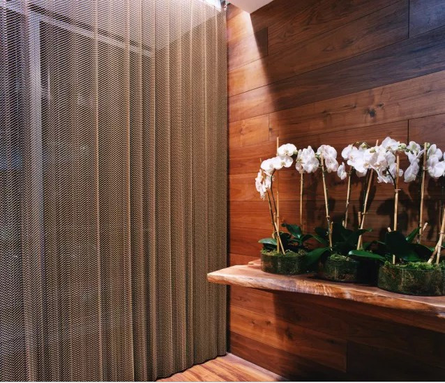 Bức tường này tạo nên vẻ ngoài vừa quyến rũ vừa riêng tư cho căn phòng.