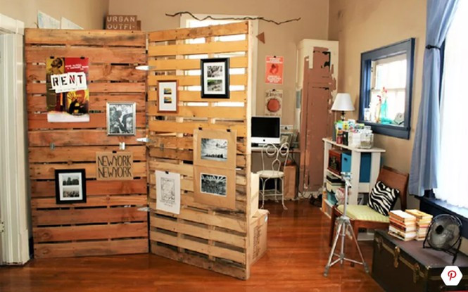 Chỉ mất chút thời gian với những thanh gỗ, bạn đã có một bức tường ngăn như ý, phù hợp với căn phòng của bạn.