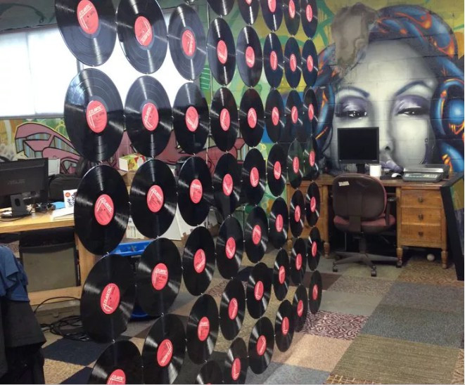 Những chiếc đĩa ghi không dùng đến có thể làm nên điều khác biệt cho căn phòng của bạn.