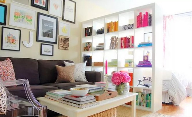 Nếu bạn biết cách, một chiếc giá sách không dùng đến đã có thể trở thành một bức tường ngăn độc đáo.