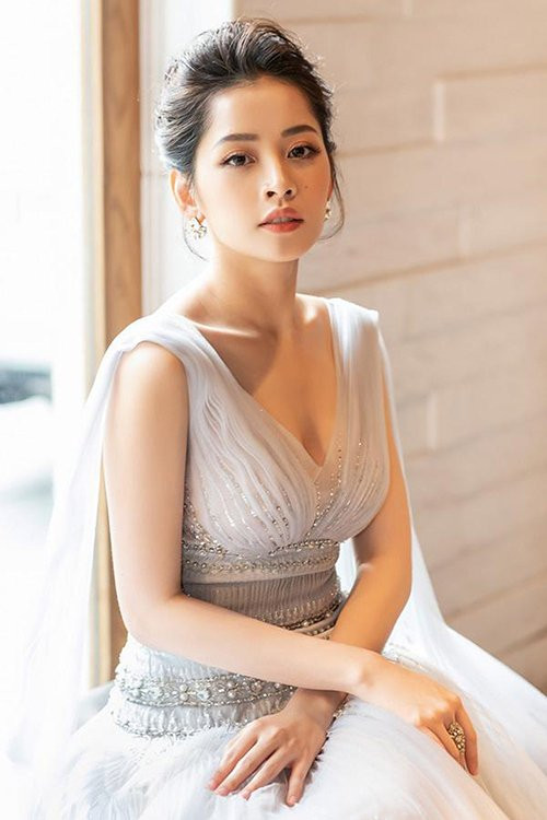 Từ mác "hot girl" ở Miss Teen, Chi Pu thành gương mặt đắt show chụp hình thời trang và các trang báo dành cho tuổi teen. Diện mạo của Chi Pu khác biệt rõ nét từ khi cô Nam tiến. Lúc này, cô cũng cắt mí mắt vì lý do sức khỏe.