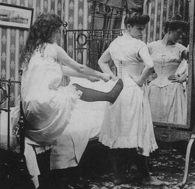 7. Cách phổ biến nhất để thắt đai bằng chân, từ những năm 1910. Ảnh: BrightSide