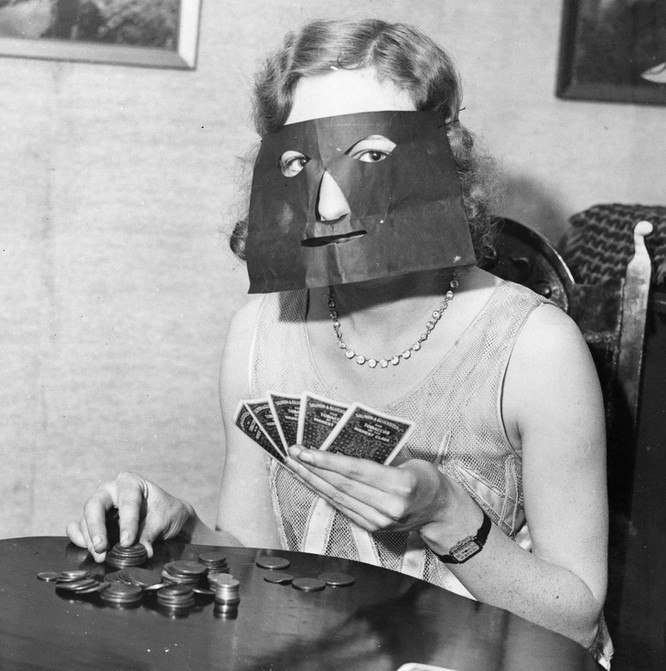 4. Mặt nạ poker, 1932. Ảnh: BrightSide