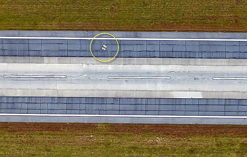 Trong đó, các mảnh đất nghĩa trang gia đình nhỏ là một phần cần được xử lý trước khi thi công. Việc di chuyển các ngôi mộ vào một nghĩa trang hiện đại phải có sự đồng ý của gia đình. Tuy nhiên, khi mở rộng đường băng 10, gia đình Dotson đã không đồng ý di dời 2 ngôi mộ của Richard và Catherine. Ảnh: Find A Grave.