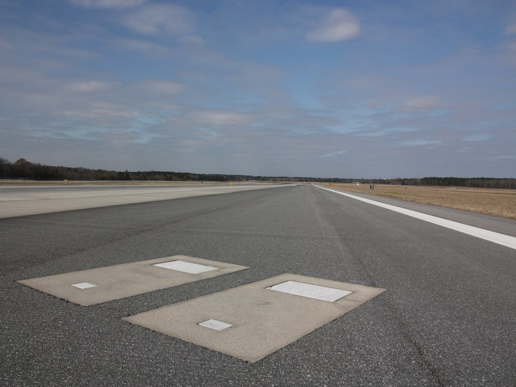 Tuy nhiên, cặp vợ chồng này đã chết rất lâu, trước chuyến bay khởi hành đầu tiên vào năm 1903. Khi sân bay Savannah/Hilton Head mở rộng thêm đường băng 10 vào những năm 1980, chủ đầu tư đã gặp một chút khó khăn trong kế hoạch xây dựng. Giống nhiều sân bay ở Mỹ, Savannah được xây dựng trên vùng đất nông nghiệp cũ, tận dụng tất cả không gian để mở rộng những đường băng dài với các trung tâm đầu và cuối. Ảnh: Business Insider Singapore.