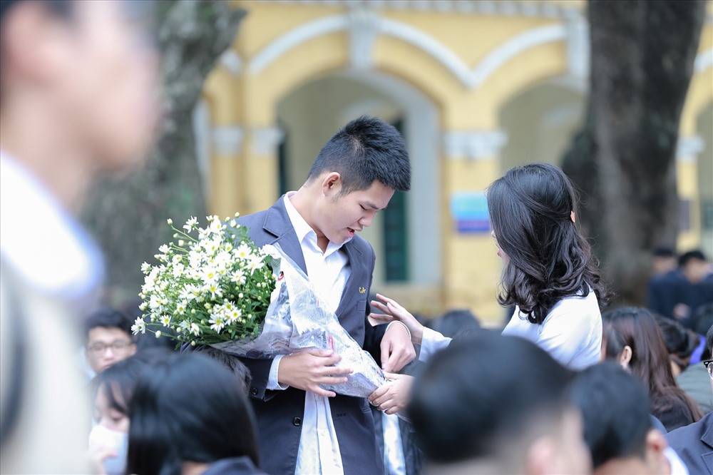 Hàng năm, trường THPT Chu Văn An luôn tổ chức lễ dâng hoa tưởng niệm danh sư Chu Văn An trong những dịp quan trọng.