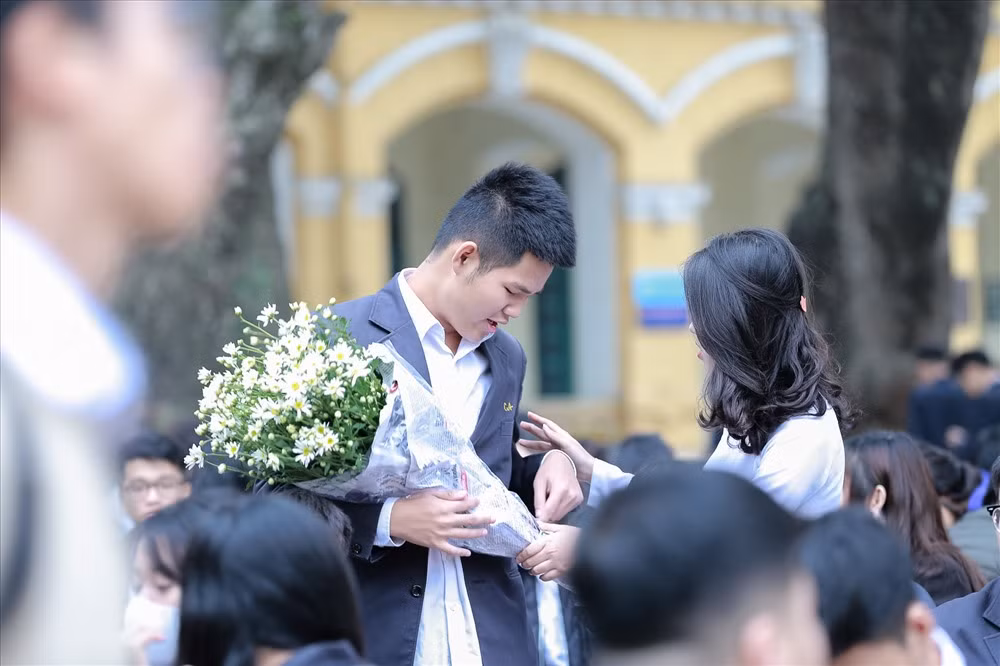 Hàng năm, trường THPT Chu Văn An luôn tổ chức lễ dâng hoa tưởng niệm danh sư Chu Văn An trong những dịp quan trọng.