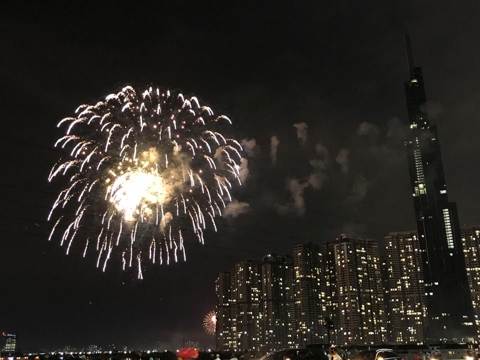 Quanh khu vực tòa nhà Landmark 81 các điểm cao đều kín người xem.
