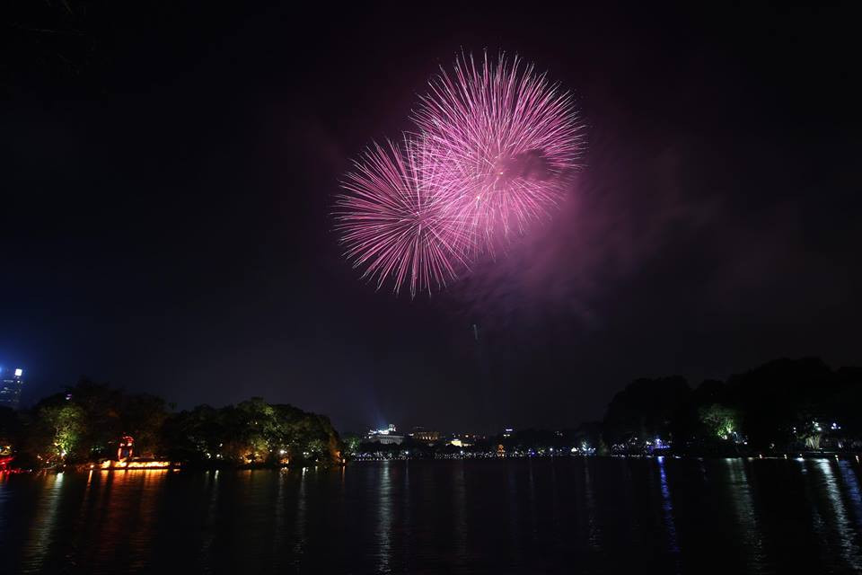 Thời tiết tại Hà Nội thuận lợi cho người dân xem màn pháo hoa đẹp mắt.