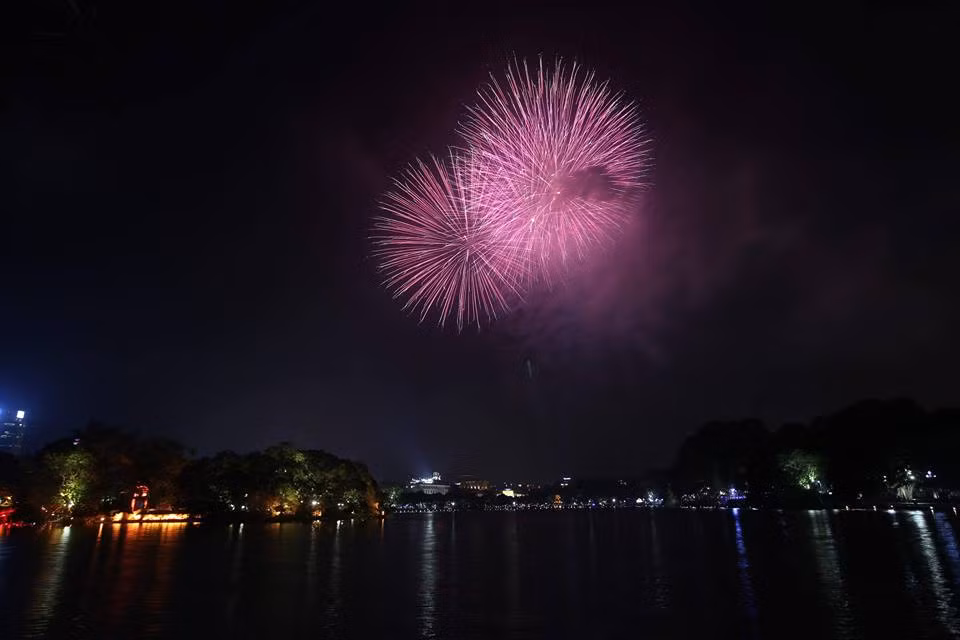 Thời tiết tại Hà Nội thuận lợi cho người dân xem màn pháo hoa đẹp mắt.