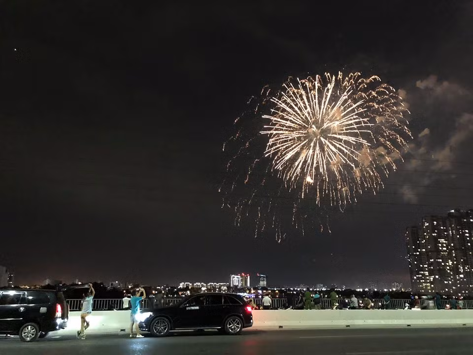 Tranh thủ ghi lại khoảnh khắc năm mới.