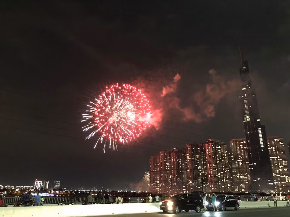 Người dân dừng trên cầu xem pháo hoa.