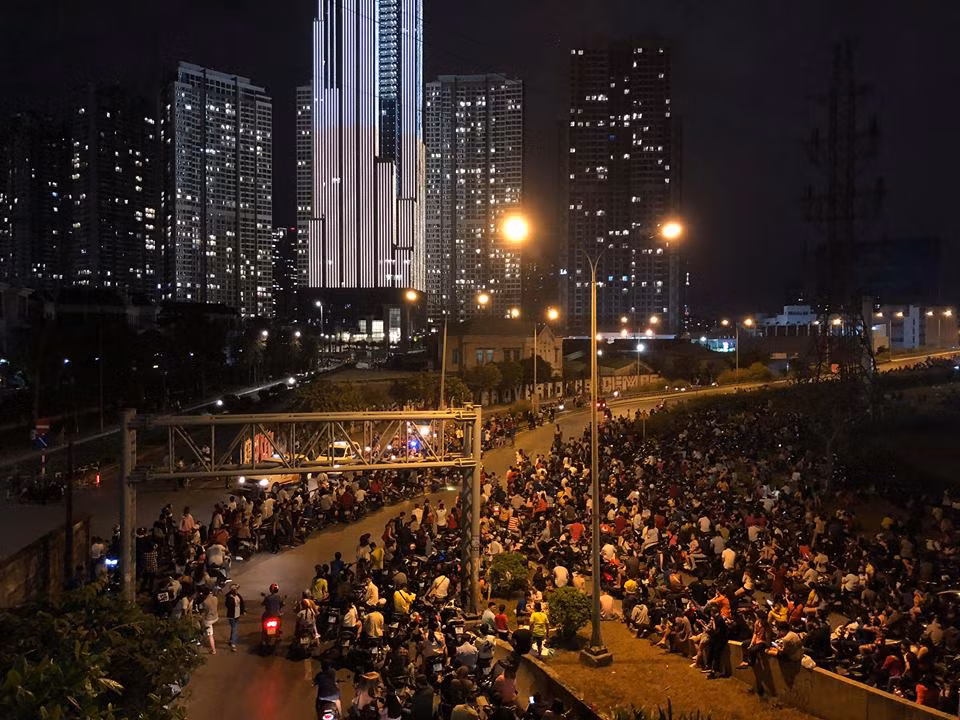 Nhiều người đến từ sớm để có vị trí tốt.