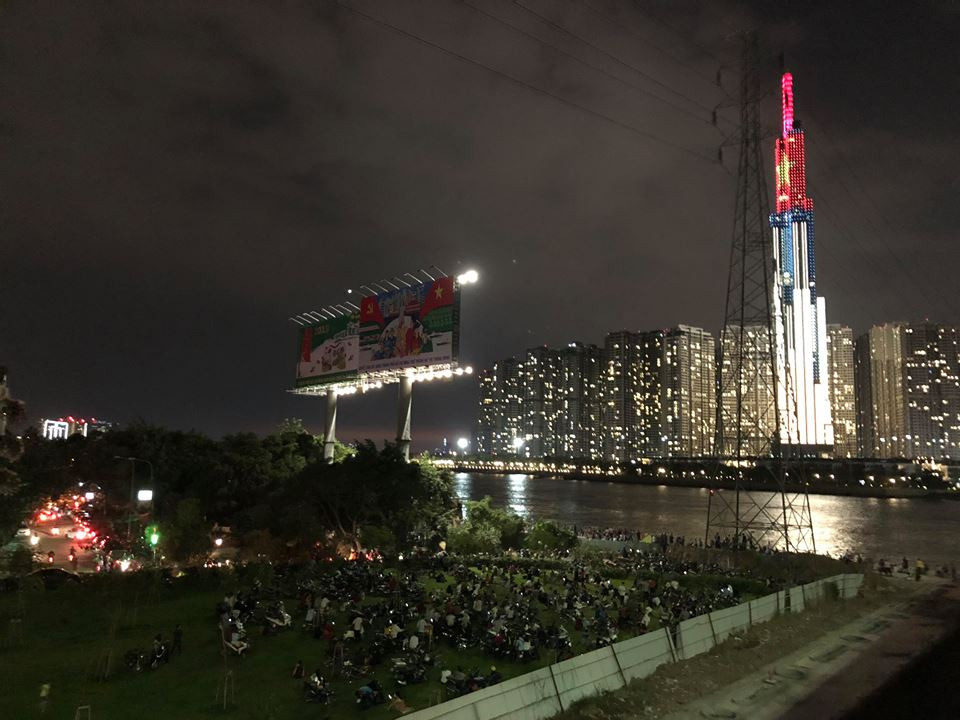 Tòa nhà rực sáng với đèn led mang hình cờ Tổ quốc.