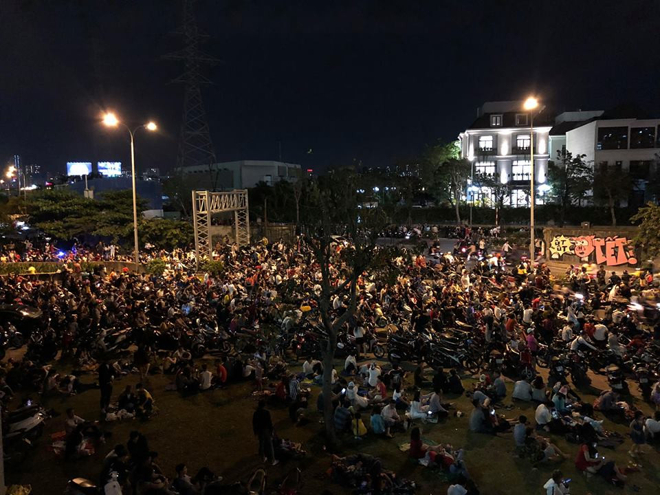 Người dân chăm chú theo dõi hết 15 phút bắn pháo hoa mừng năm mới.