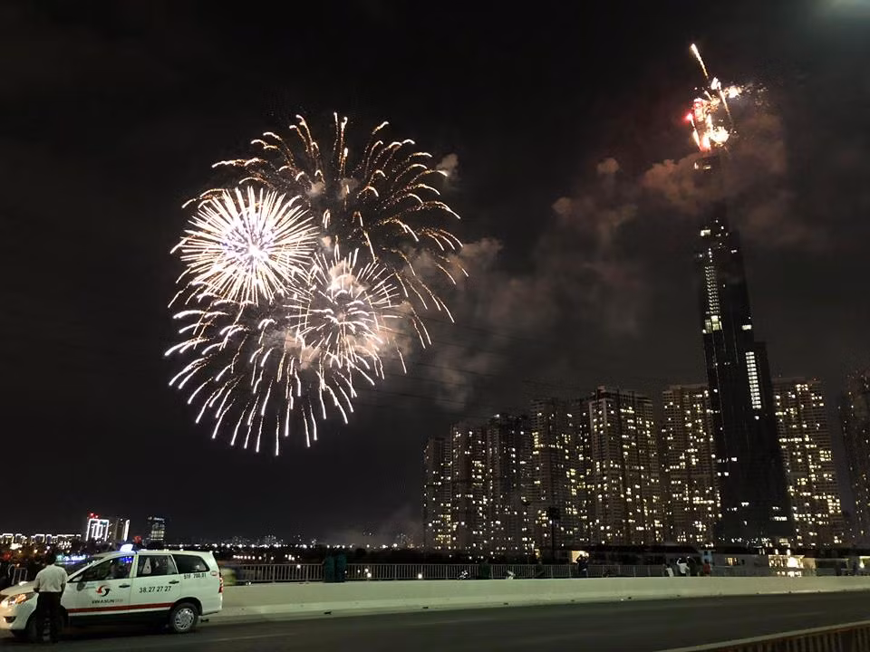 Tại TP HCM, khu vực quanh tòa nhà cao nhất Việt Nam Lanmark 81 tập trung đông người xem pháo hoa mừng năm mới nhất.