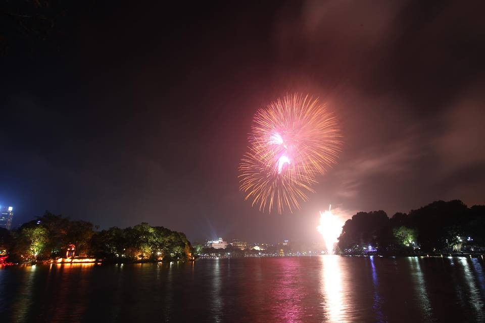 Những tràng pháo rực rỡ đón một năm mới an lành.