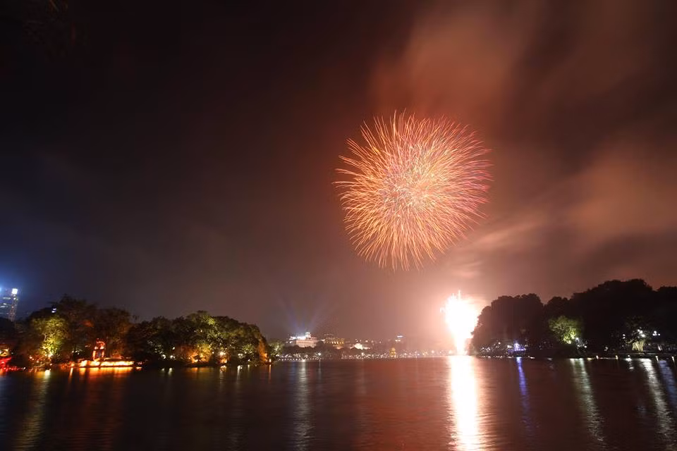Tại Hà Nội, rất đông người dân tập trung tại Hồ Gươm để xem pháo hoa chào năm mới.