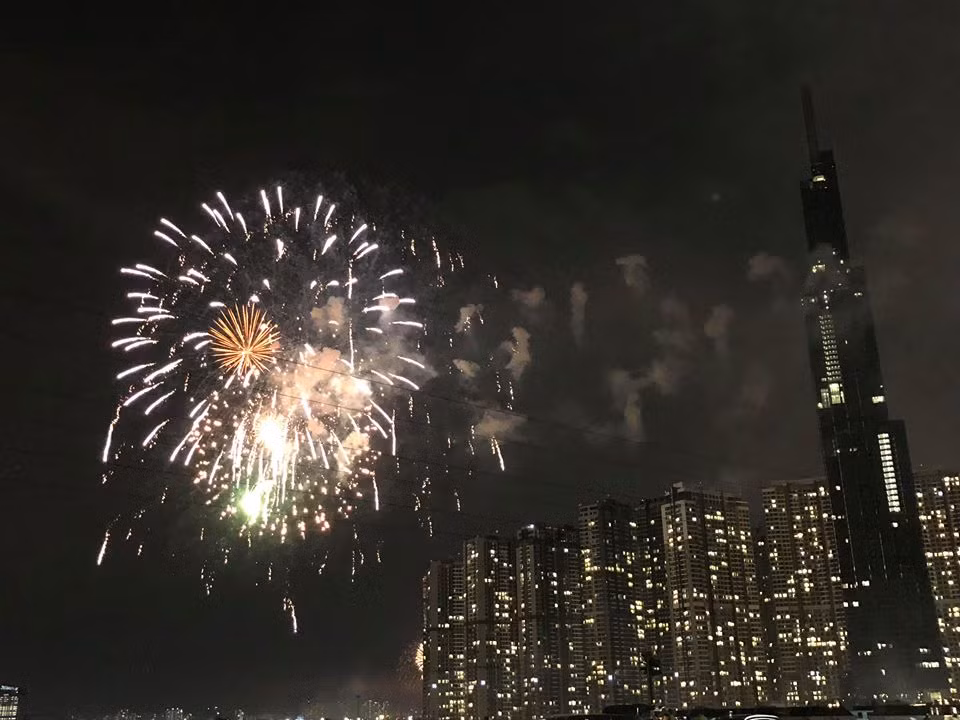 Khi thời khắc giao thừa đã điểm, pháo hoa được bắn lên khiến người dân thích thú.