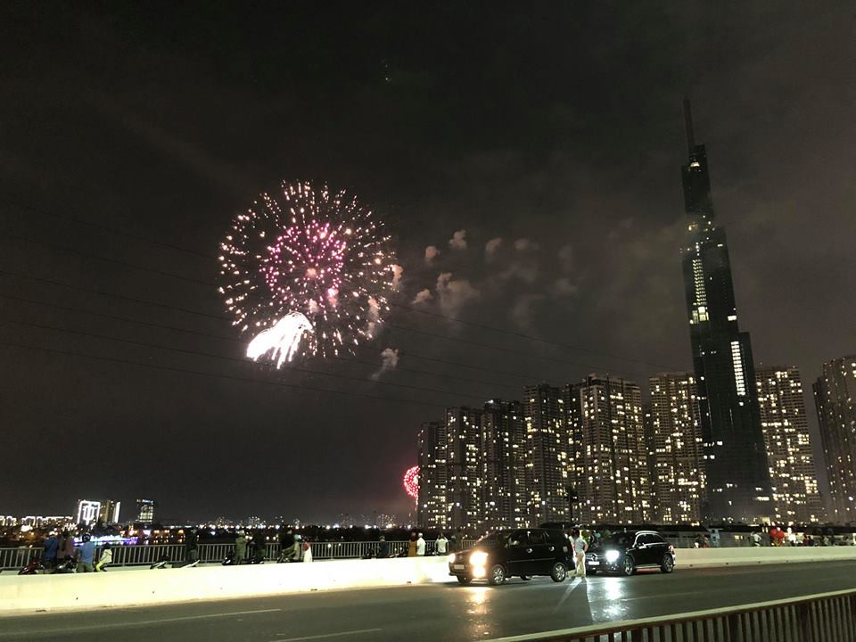 Và rực rỡ với những màn pháo hoa mãn nhãn.
