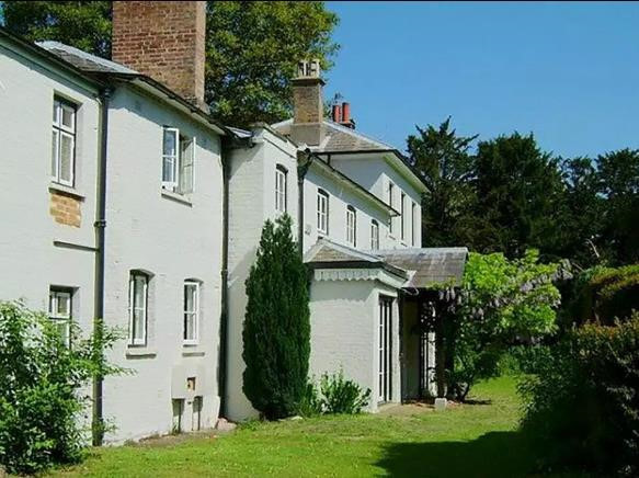 Frogmore Cottage gồm 10 phòng ngủ và là món quà cưới mà Nữ hoàng Elizabeth II dành tặng cho vợ chồng Hoàng tử Harry. Ảnh: The Sun.