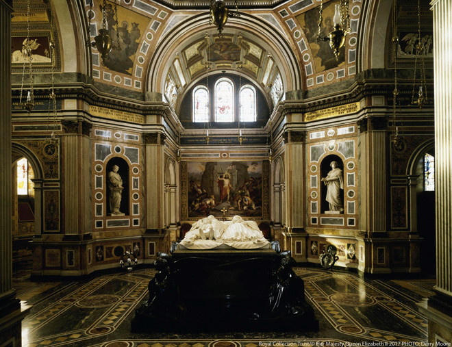 Bên trong ngôi mộ. Ảnh: Derry Moore.