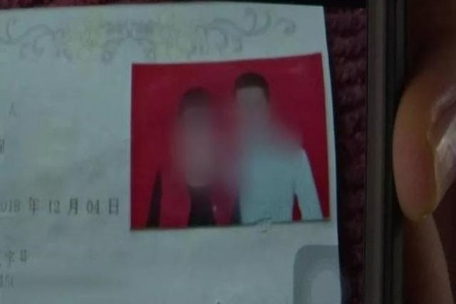 Dang ngu voi ban gai thi nguoi la xong vao tan cong-Hinh-2