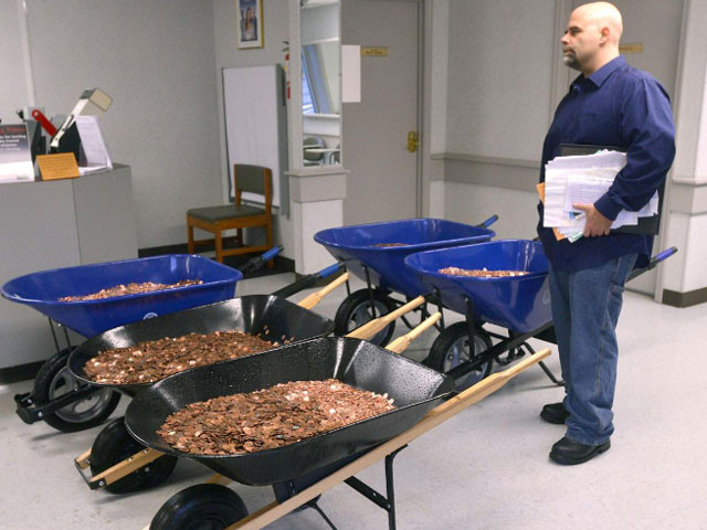 Stafford quyết định gây phiền toái cho nhân viên DMV vì anh “cay cú” khi bị các công chức tại đây gây khó dễ. Ảnh HC