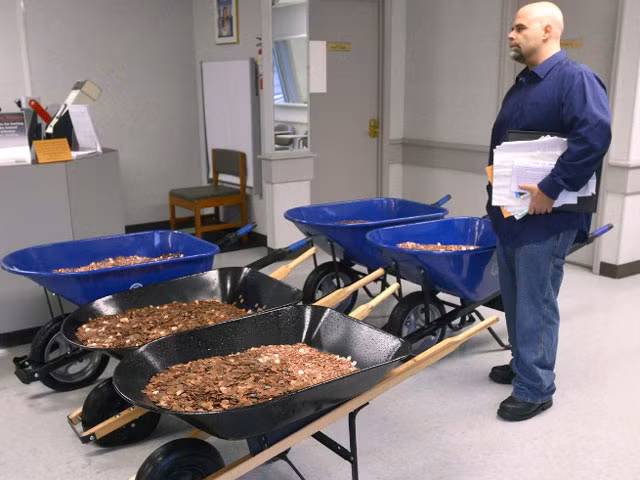 Stafford quyết định gây phiền toái cho nhân viên DMV vì anh “cay cú” khi bị các công chức tại đây gây khó dễ. Ảnh HC