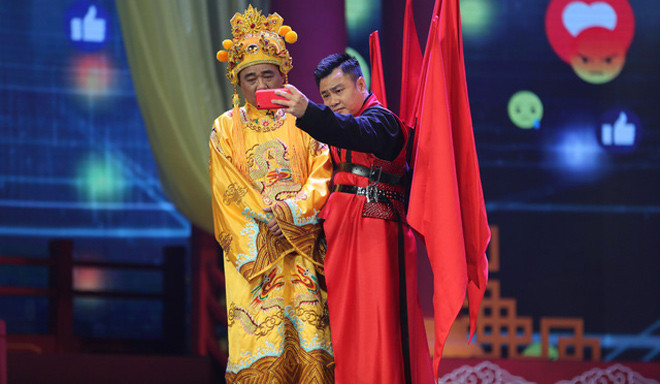 Ở Táo quân 2018, Tự Long vào vai Táo xã hội. Trong phần thi Hoa hậu Táo, Táo xã hội đã trình diễn một bộ trang phục khá lạ mắt, với 6 cây cờ cắm sau lưng như đang diễn tuồng. Nhưng ít ai biết rằng, bộ đồ Tự Long mặc thực chất được cosplay lại từ bộ trang phục vedette, mà người mẫu Võ Hoàng Yến từng mặc trong Tuần lễ thời trang Quốc tế - Vietnam International Fashion Week 2017.