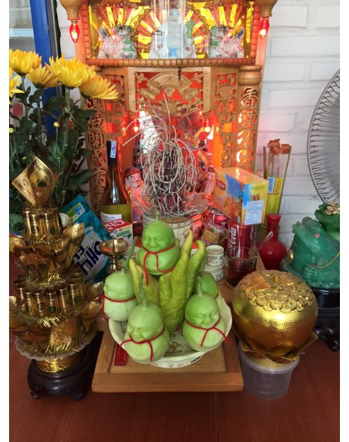 Là một trong những người bán loại quả này, chị Phương, chủ cửa hàng bán hoa quả trên đường Bùi Xương Trạch, Thanh Xuân, Hà Nội, cho biết: "Lần đầu tiên tôi mua 400 quả dưa về bán thử, thấy khách hỏi và đặt nhiều nên tôi mạnh dạn mua về bán thêm. Những ngày cận Tết bán cũng đắt khách, đây cũng là sản phẩm đầu tiên trong cửa hàng tôi là sản phẩm Trung Quốc. Trung bình mỗi ngày, cửa hàng tôi bán được khoảng 200-300 quả". Chị Phương cũng cho biết thêm, dù mặt hàng dưa lê không còn mới mẻ gì tại thị trường Hà Nội, nhưng chúng vẫn hút khách.