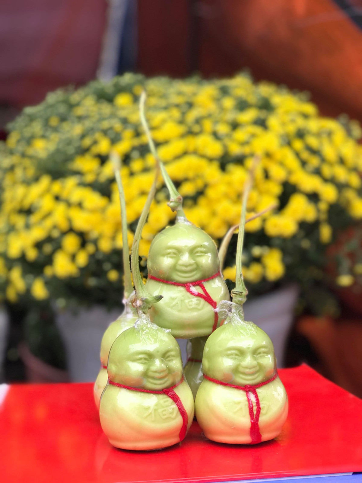 Theo quan điểm của người mua thì những trái dưa lê Thần Tài này có vẻ ngoài đẹp mắt với hình mặt cười phúc hậu, được khắc chữ nổi trên bụng, dùng thắp hương hay biếu đều rất đẹp và ý nghĩa. Chị Ngô Thanh Hòa, một người mua loại dưa lê này chia sẻ: "Quả dưa lê Thần Tài mang ý nghĩa cầu dồi dào tiền tài và may mắn, khi chín sẽ chuyển màu vàng trắng trông rất phúc hậu. Đây là loại quả được tạo hình, mua về có thể để bày ban thờ được từ 1-2 tháng không lo thối hỏng vì chúng có chất bảo quản. Theo đó, mọi người chỉ nên mua về thờ chứ không nên ăn chỉ nên trưng bày cho đẹp”.