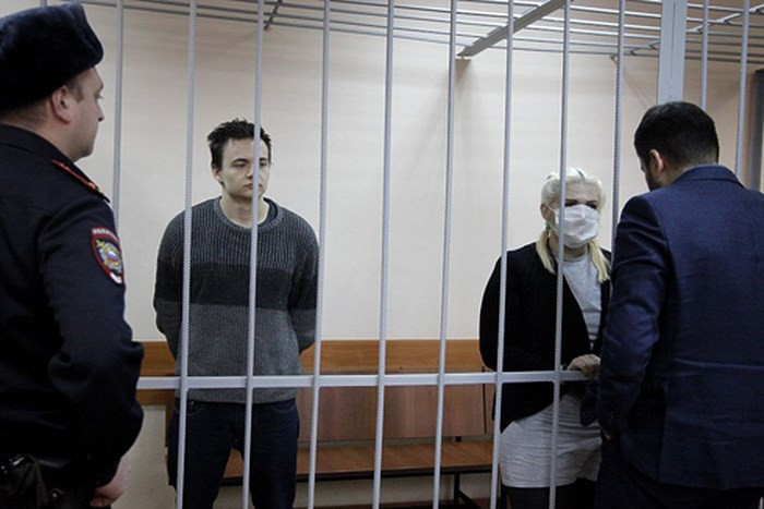 Vladislav và Maria trong phòng cách ly tại tòa.