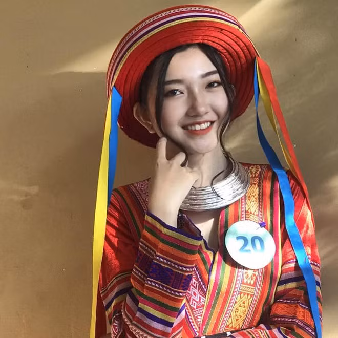 Nguyễn Thị Thiên Nhi (sinh năm 2002, Cần Thơ) nổi tiếng khi giành giải hoa khôi cuộc thi Duyên dáng áo dài nữ sinh cụm 4 - Giáo dục thường xuyên. Cô sở hữu chiều cao 1,65 m, dáng người mảnh mai và gương mặt tươi sáng.