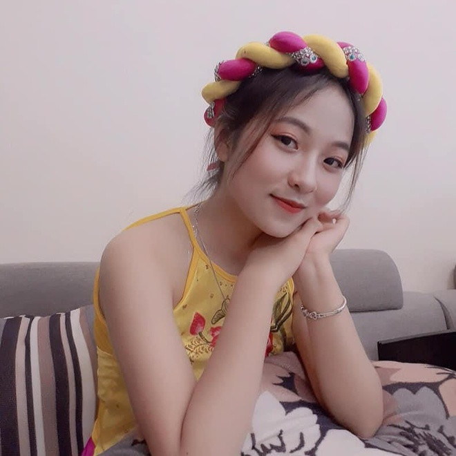 Lan Hương nhận nhiều lời khen ngợi bởi ngoại hình xinh xắn, nụ cười tươi tắn. Bất ngờ nổi tiếng, 10X còn được nhiều bạn nam nhắn tin làm quen nhưng cô chưa nghĩ đến việc có người yêu.