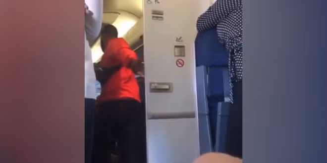 Quan hệ tình dục trong nhà vệ sinh: Hồi tháng 9, video quay cảnh một cặp tình nhân lần lượt bước ra khỏi nhà vệ sinh trên máy bay của United Airlines (Mỹ) được chia sẻ với tốc độ chóng mặt trên mạng xã hội.Đoạn video do vận động viên bóng chuyền bãi biển Mỹ Stafford Slick quay. Anh khẳng định cặp tình nhân đã quan hệ tình dục trong nhà vệ sinh, khiến nhiều hành khách xếp hàng chờ đến lượt đi vệ sinh.Ảnh: Fox News.