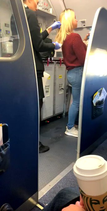 Say xỉn, nôn mửa trên máy bay: Cũng trong tháng 10, một nam hành khách trên chuyến bay của Spirit Airlines từ Chicago đến Baltimore say xỉn, nôn mửa vào một nữ khách khách ngồi phía trước. Người đàn ông này bị đưa ra khỏi máy bay. Toàn bộ hành khách cũng phải rời máy bay để các nhân viên vệ sinh làm sạch cabin. Ảnh: Twitter.