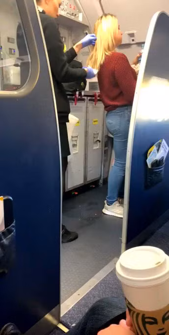 Say xỉn, nôn mửa trên máy bay: Cũng trong tháng 10, một nam hành khách trên chuyến bay của Spirit Airlines từ Chicago đến Baltimore say xỉn, nôn mửa vào một nữ khách khách ngồi phía trước. Người đàn ông này bị đưa ra khỏi máy bay. Toàn bộ hành khách cũng phải rời máy bay để các nhân viên vệ sinh làm sạch cabin. Ảnh: Twitter.