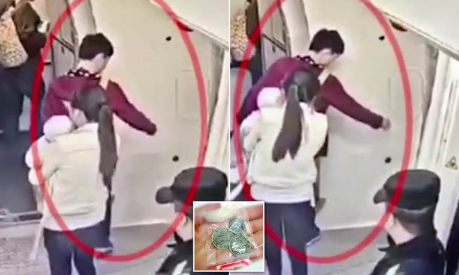 Ném đồng xu vào động cơ máy bay: Cũng tháng 4, hành khách tại sân bay quốc tế Thiên Hà Vũ Hán (Trung Quốc) rất tức giận khi một người đàn ôngném "đồng xu may mắn" vào động cơ máy bay, khiến chuyến bay bị hoãn. Ba đồng xu sau đó được tìm thấy ở gần động cơ máy bay. Hành khách này cho biết mẹ vợ yêu cầu anh ta phải làm như vậyvì đây là lần đầu tiên cháu ngoại đi máy bay. Người này bị tạm giam10 ngày. Ảnh: Daily Mail.