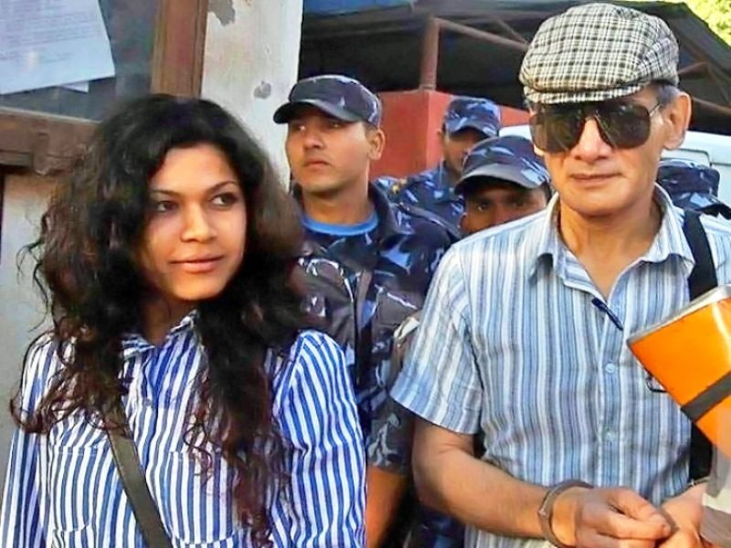 Sobhraj bên người tình 23 tuổi của mình.