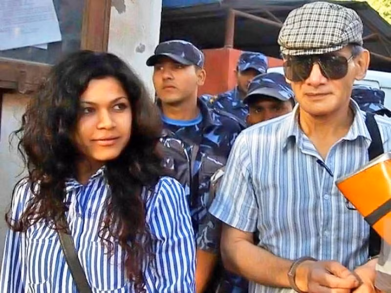 Sobhraj bên người tình 23 tuổi của mình.